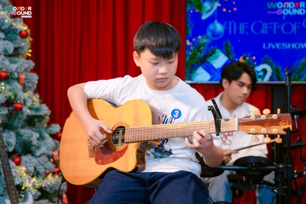 Học viên biểu diễn cùng band Wondersound