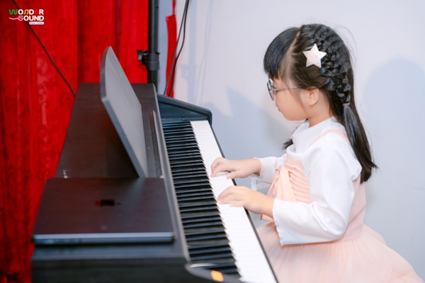 Khán giả dõi theo phần trình diễn của học viên